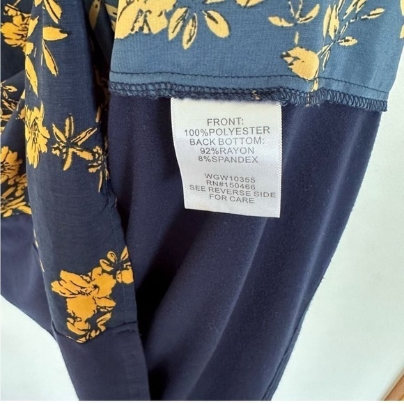 Market and Spruce flowered top​​​​​​ - Picture 3 of 5